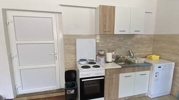Fridge, oven, stovetop, dishwasher
