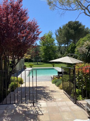Outdoor pool, a heated pool - Villa with an enchanted garden (Ventabren)