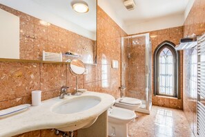Shower, bidet - GuestHost - Molino Stucky Residence Sandolino Suite (Venezia)