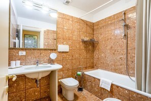 Bañera, secador de pelo, bidet
