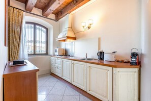 Microondas y placa de cocina