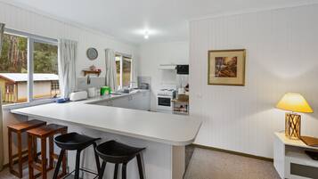 Kühlschrank, Mikrowelle, Wasserkocher mit Kaffee-/Teezubehör, Toaster