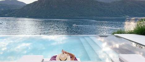 Een seizoensgebonden buitenzwembad, parasols voor strand/zwembad