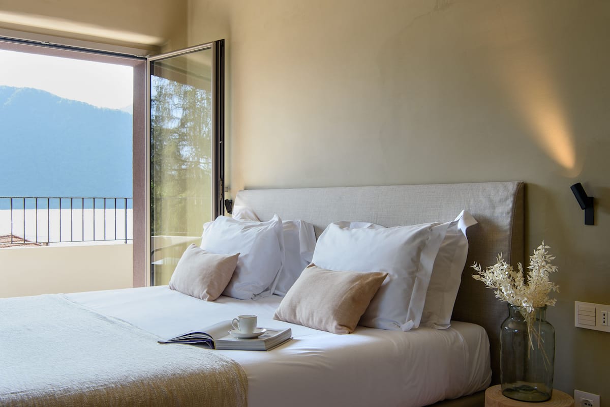 Departamento, vista al lago | 1 habitación, caja de seguridad en la habitación y insonorización