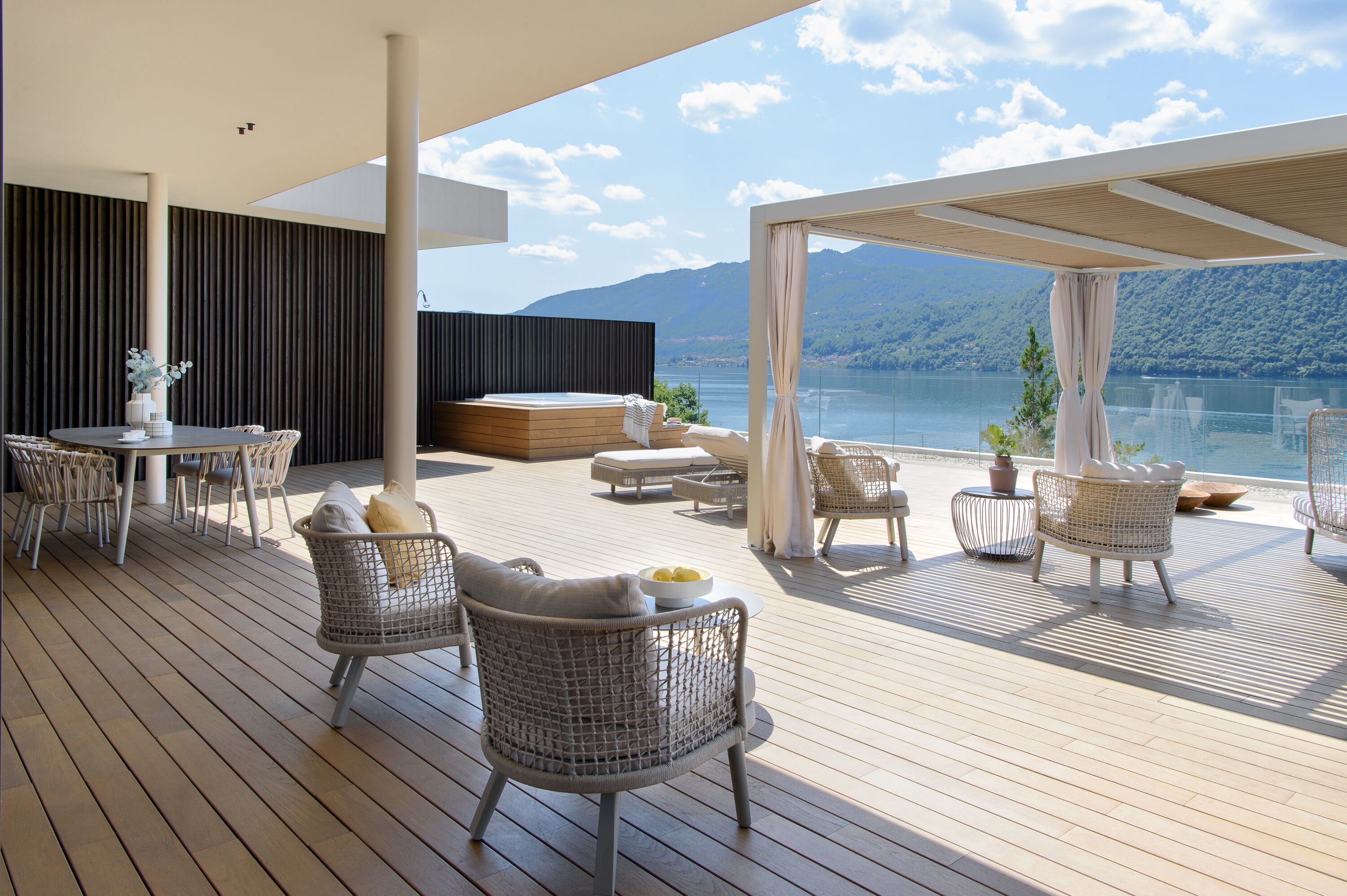 Luxe penthouse, bubbelbad, uitzicht op meer | Een kluis op de kamer, geluiddichte muren, gratis wifi, rolstoeltoegang