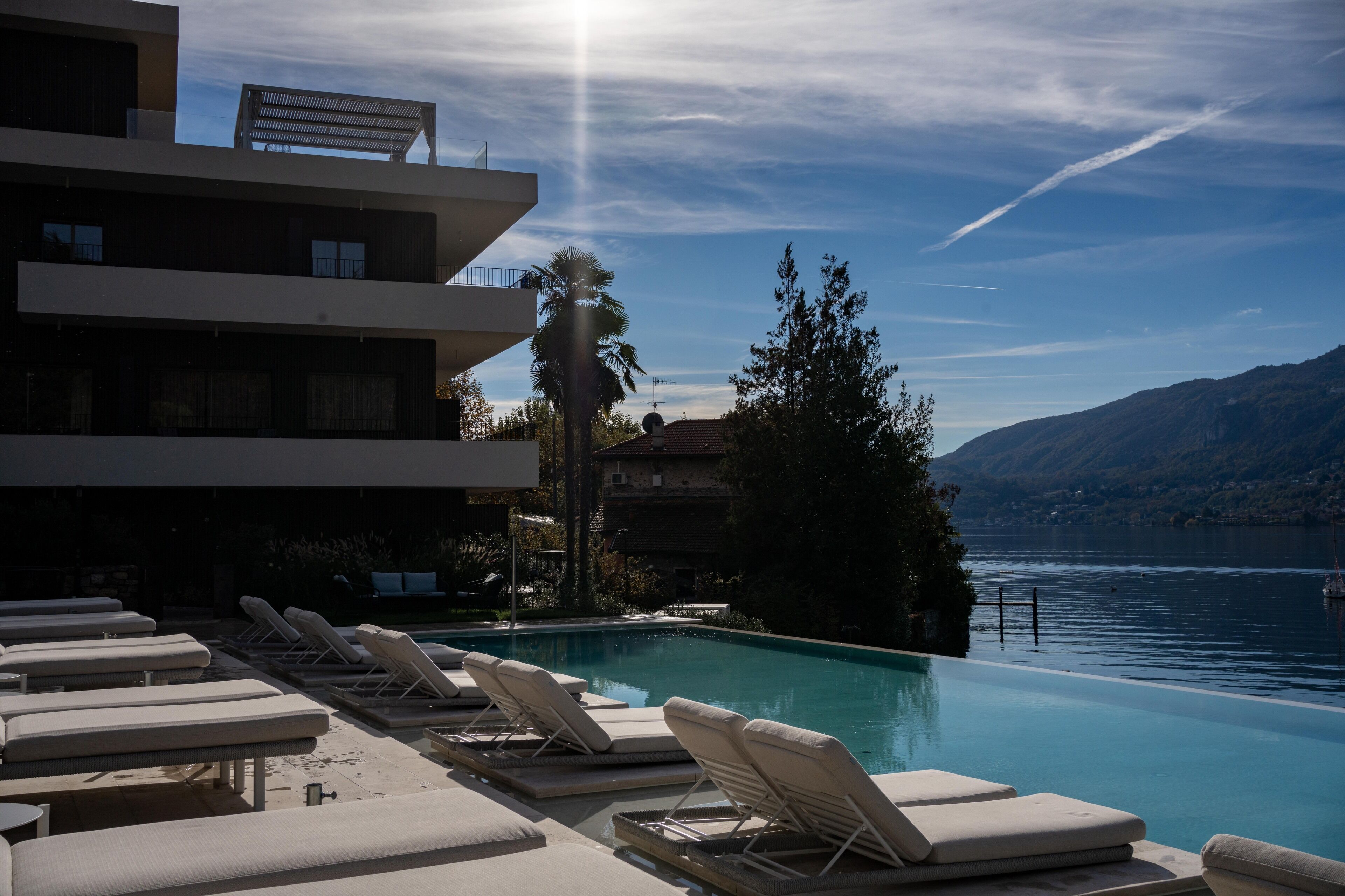 Een seizoensgebonden buitenzwembad en parasols bij het zwembad