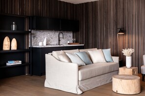Cobertura superluxo, banheira de hidromassagem, vista para o lago | Área de estar | TV