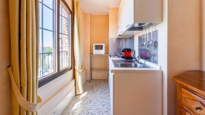 A compact kitchen with a window, a microwave, and a sink. - GuestHost - Molino Stucky Residence Bragosso Suite (Venezia)