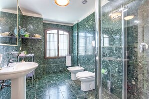 Regadera, secadora de cabello, bidet, papel de baño 