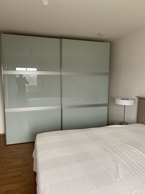 1 chambre, coffres-forts dans les chambres, bureau, lit parapluie