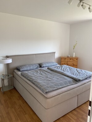 1 bedroom, in-room safe, desk, travel crib - Casa Royale, the quiet and relaxing apartment, park f. free, e-wallbox  (Gutweiler)