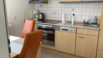 Een koelkast, een magnetron, een oven, een kookplaat