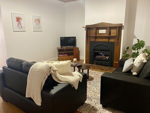 TV, fireplace - 49 Perry - Mudgee CBD (Mudgee)