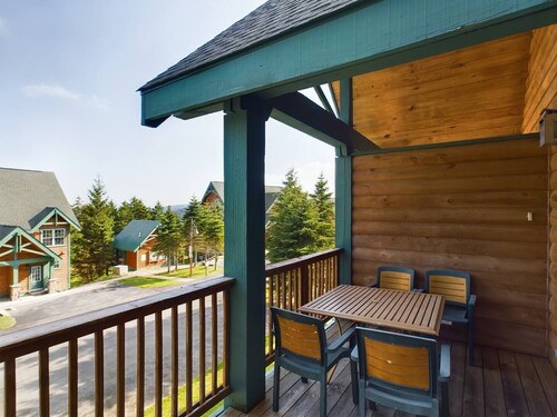 Camp 4 Ski-in-Ski-out Townhome with Hot Tub and Ski Shuttle