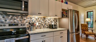 The Sunset House with Mountain Views and Fire Pit