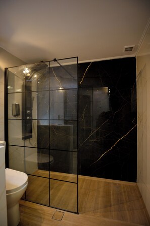 Family Apartment | Bathroom - Casa d Irene near airport beach (Spata-Artemida)