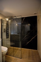 Apartamento família | Banheiro | Chuveiro, ducha de hidromassagem, secador de cabelo, toalhas de banho