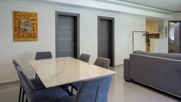 Appartement Familial | Coin séjour | TV connectée de 32 pouces avec chaînes par câble