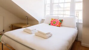 Basic Apartment, Multiple Beds - Charming 3 Bedroom Apartment in the Heart of Vibrant Old Town (Edinburgh)