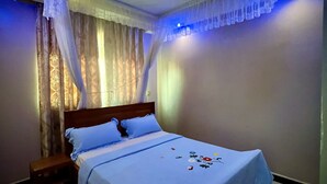 Apartamento estándar, 2 habitaciones | 2 dormitorios, cortinas opacas, sistema de insonorización y wifi gratis