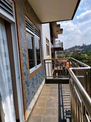 Deluxe Apartment, 2 Bedrooms | Balcony - Malaika Court (Kampala)