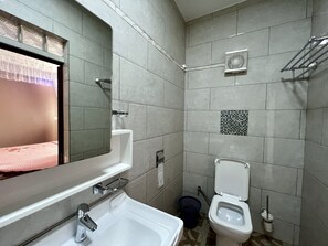 Departamento Deluxe, 2 habitaciones | Baño | Regadera, batas de baño para niños, toallas, jabón 