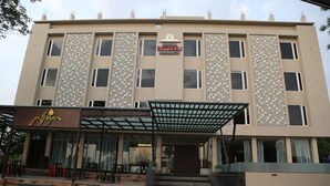 A building with a sign reading "Restaurante". - Hotel Ruturaj Regency (Dhule)