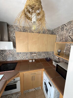 Fridge, microwave, oven, stovetop - Villa 'El Abanderao' with Private Pool, Wi-Fi, and Air Conditioning (Conil de la Frontera)