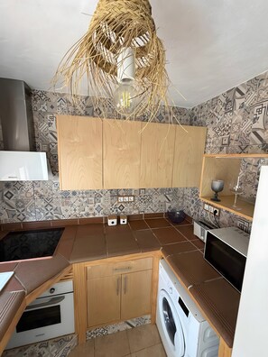 Fridge, microwave, oven, stovetop - Villa 'El Abanderao' with Private Pool, Wi-Fi, and Air Conditioning (Conil de la Frontera)