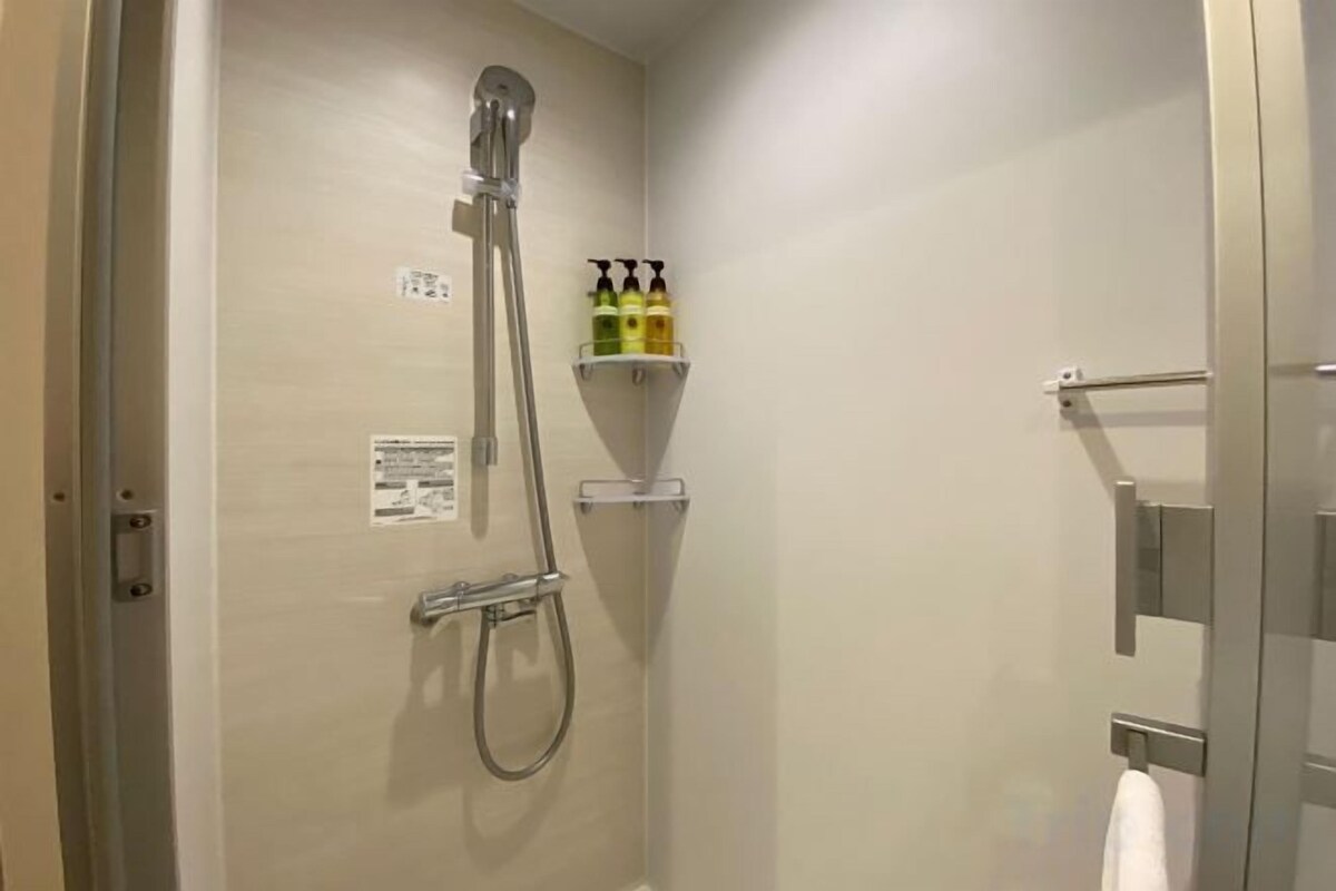 Kylpyhuone | Erillinen kylpyamme ja suihku, hiustenkuivaaja, tohvelit, pyyhkeet