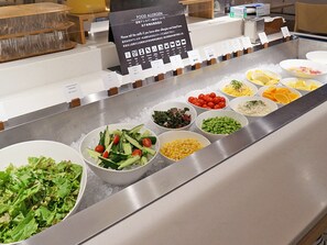 Petit déjeuner buffet (1800 JPY par personne)