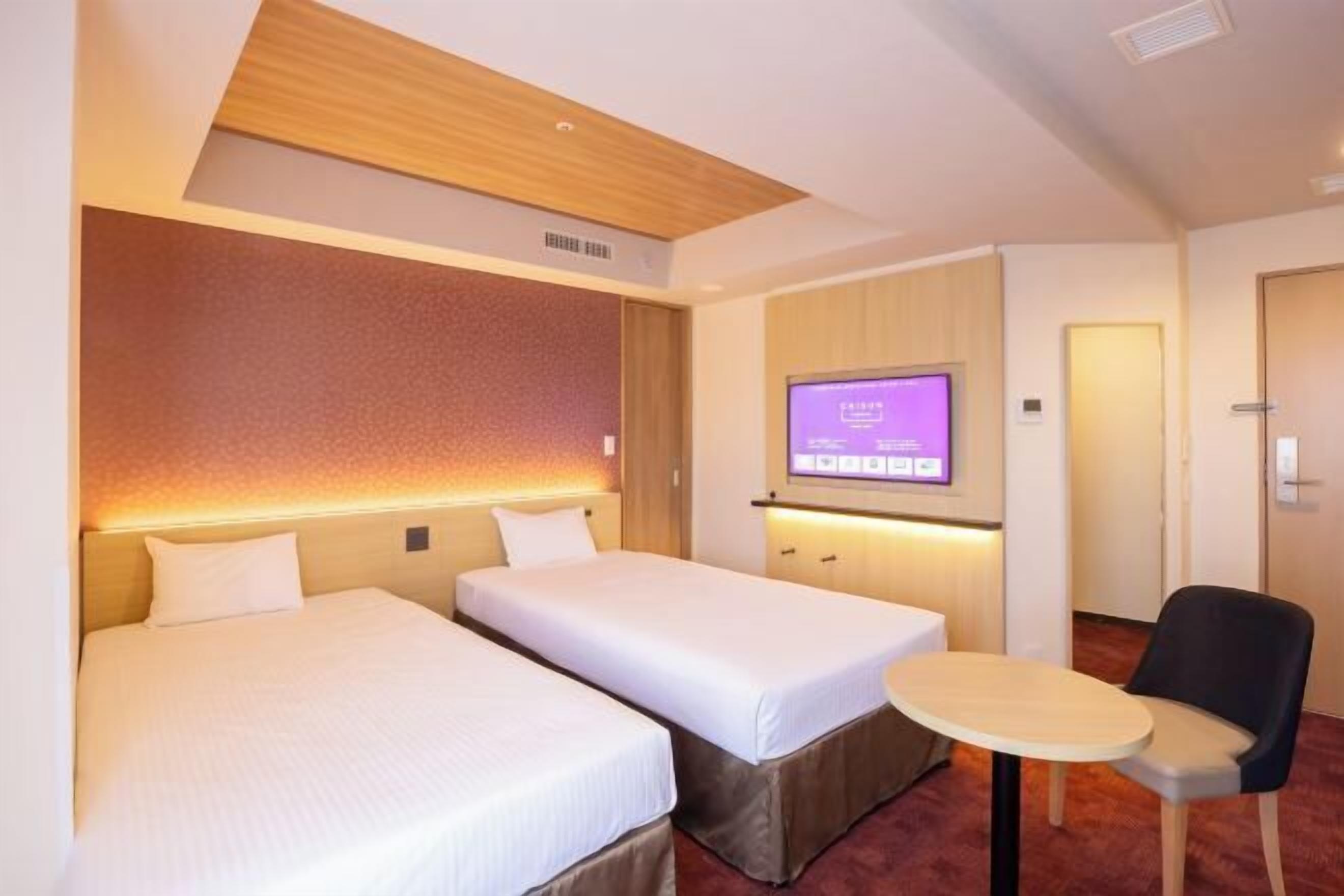 Down comforters, in-room safe, blackout drapes, free WiFi