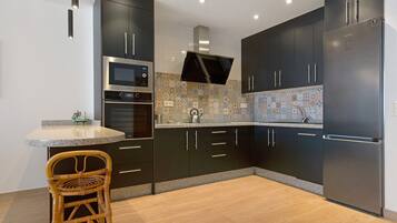 Kühlschrank, Mikrowelle, Ofen, Herdplatte