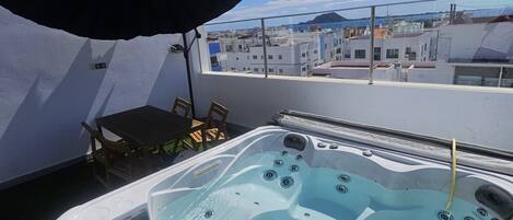 Tina de hidromasaje al aire libre