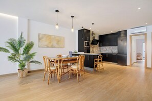 Frigorífic, microones, forn i placa de cuina 