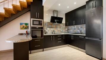 Refrigerador, microondas, horno, placa de cocina