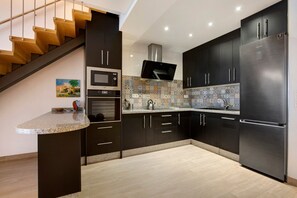 Geladeira, micro-ondas, fogão, cooktop