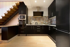 Geladeira, micro-ondas, fogão, cooktop