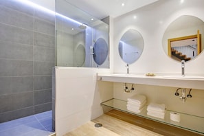 Shower, hair dryer, towels - Vacation Home Falco 2 close to the Beach with Sea View, Whirlpool & Wi-Fi (La oliva)