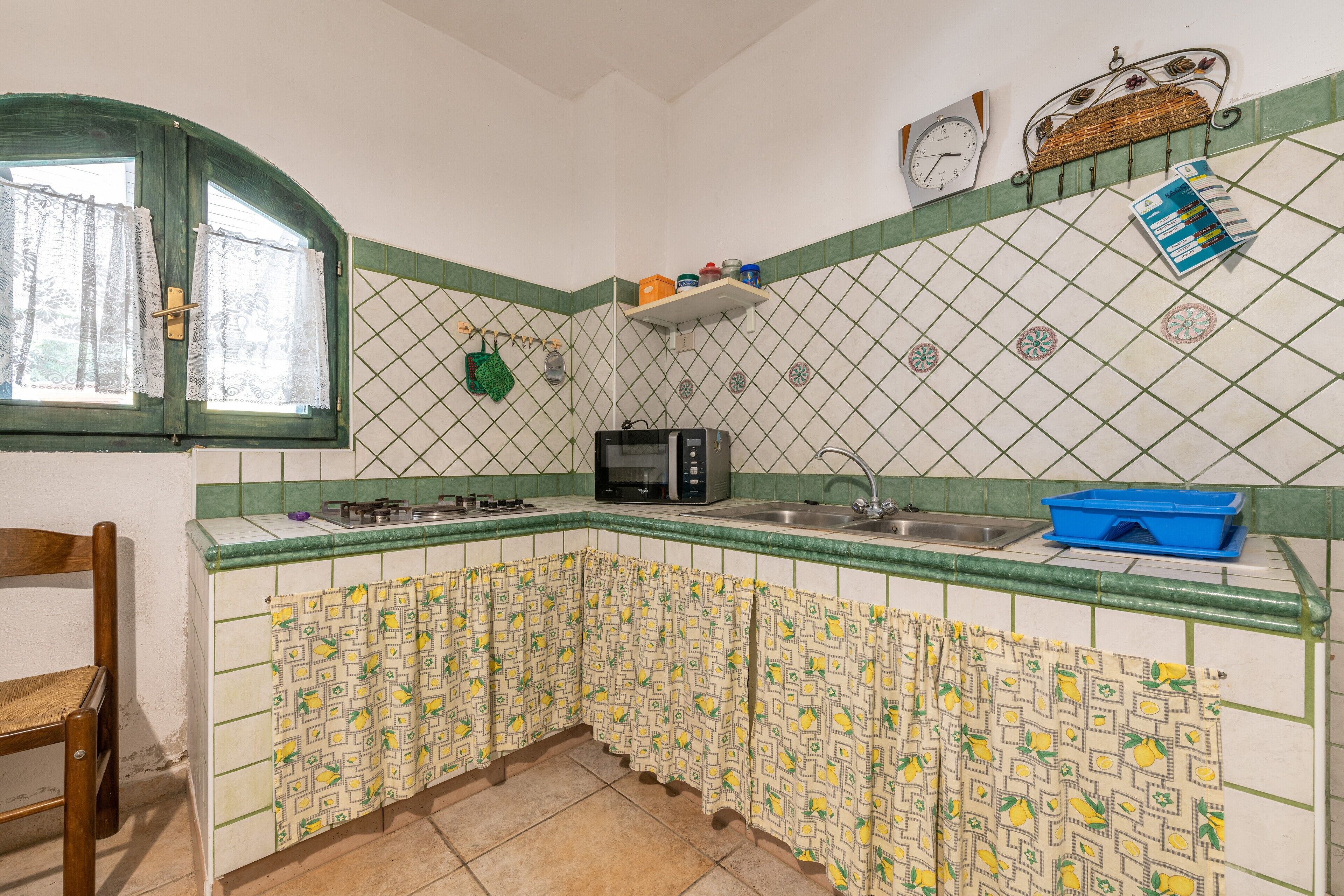 Refrigerador, parrilla de estufa y utensilios de cocina 