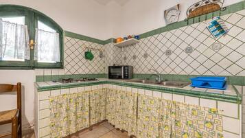 Refrigerador, parrilla de estufa y utensilios de cocina