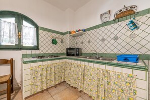 Geladeira, cooktop, cafeteira/chaleira