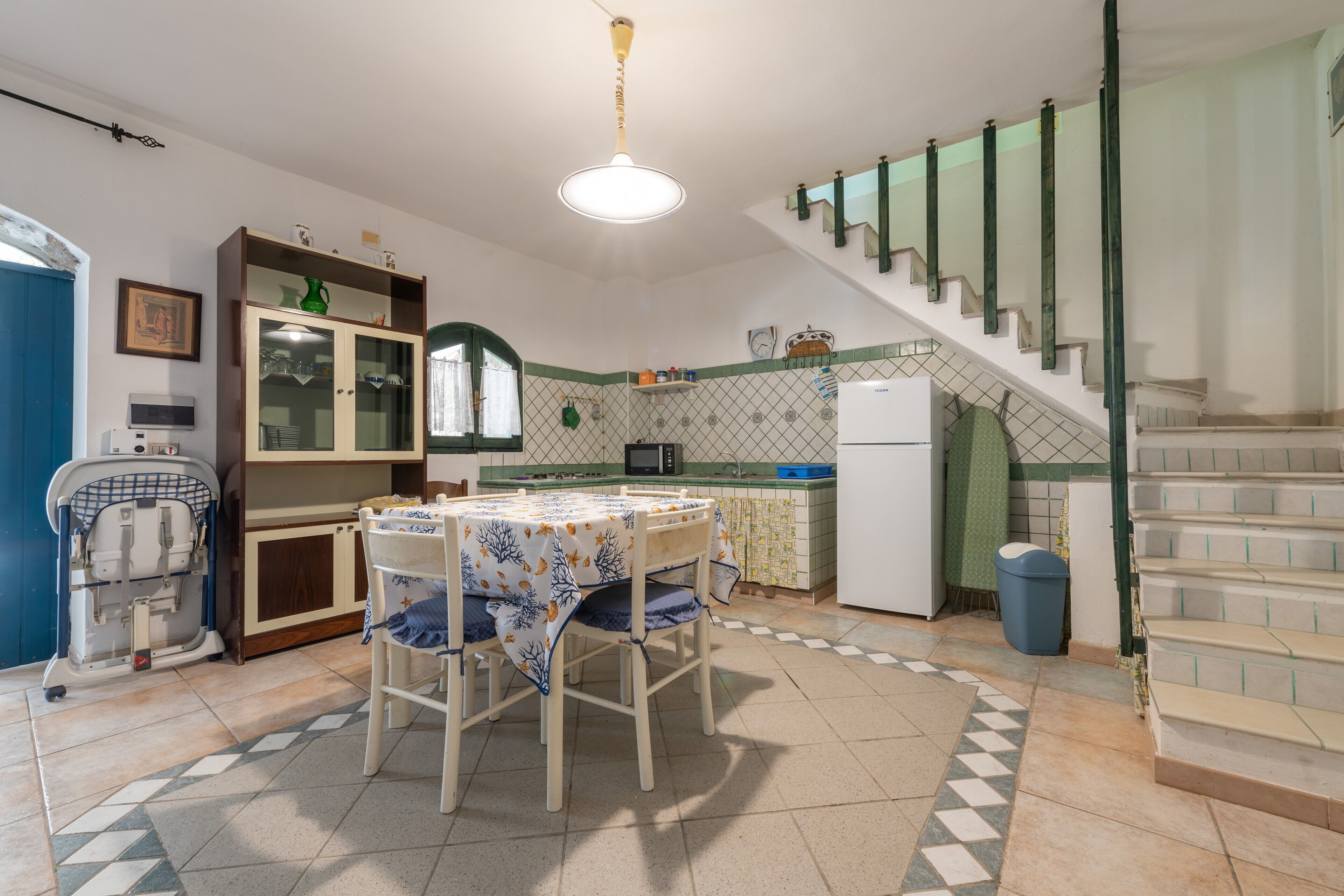 Frigorífico, placa de cocina y utensilios de cocina