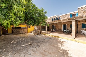 Outdoor dining - Pet-Friendly Holiday Home Pescetti Bobba B with Mountain View & Garden (Carloforte)