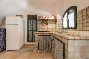 Fridge, stovetop, coffee/tea maker, cookware/dishes/utensils