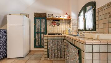 Refrigerador, parrilla de estufa y cafetera y tetera