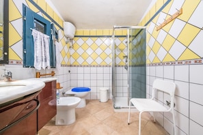 Een douche, handdoeken