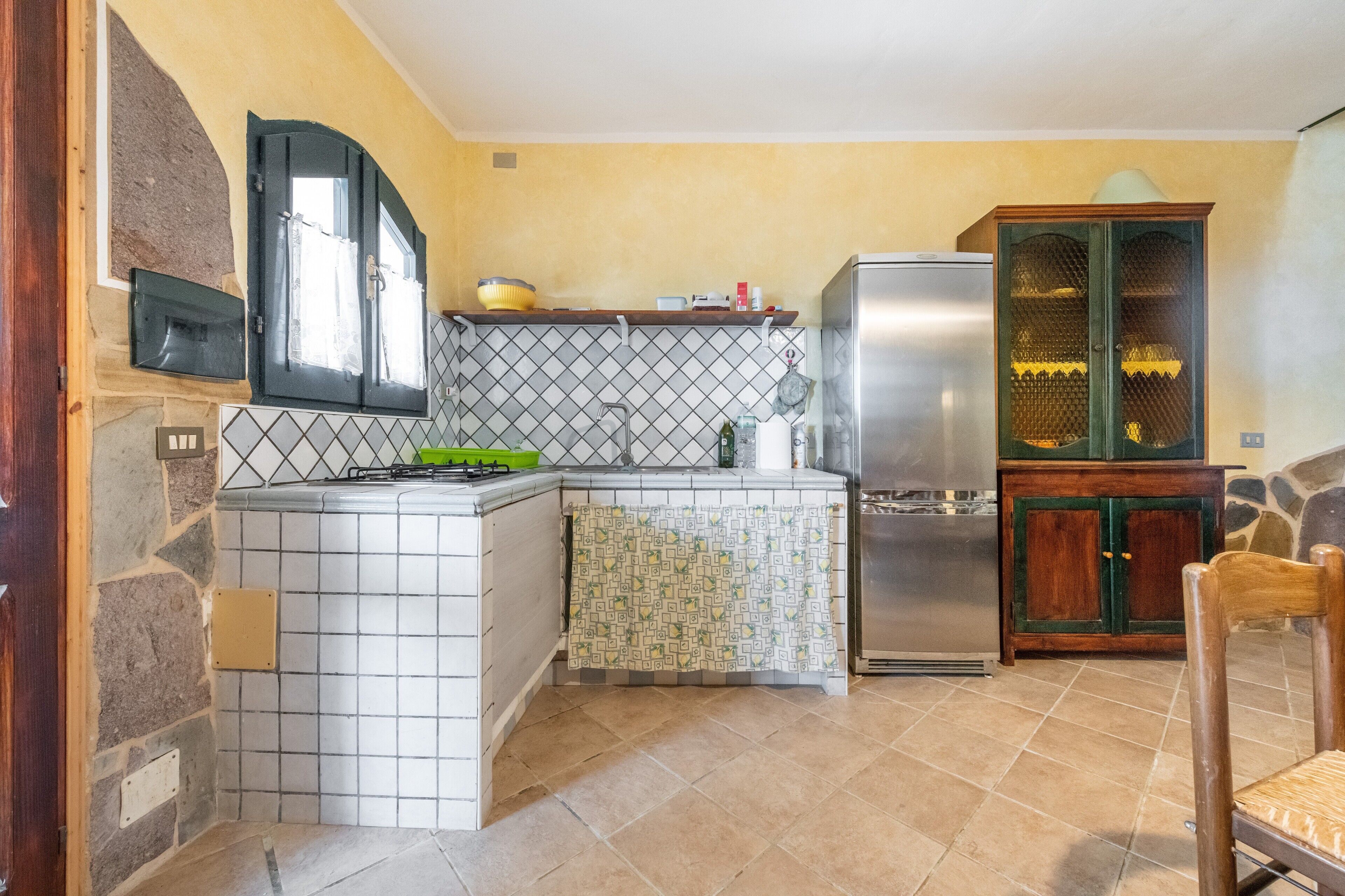 Refrigerador, placa de cocina, utensilios de cocina