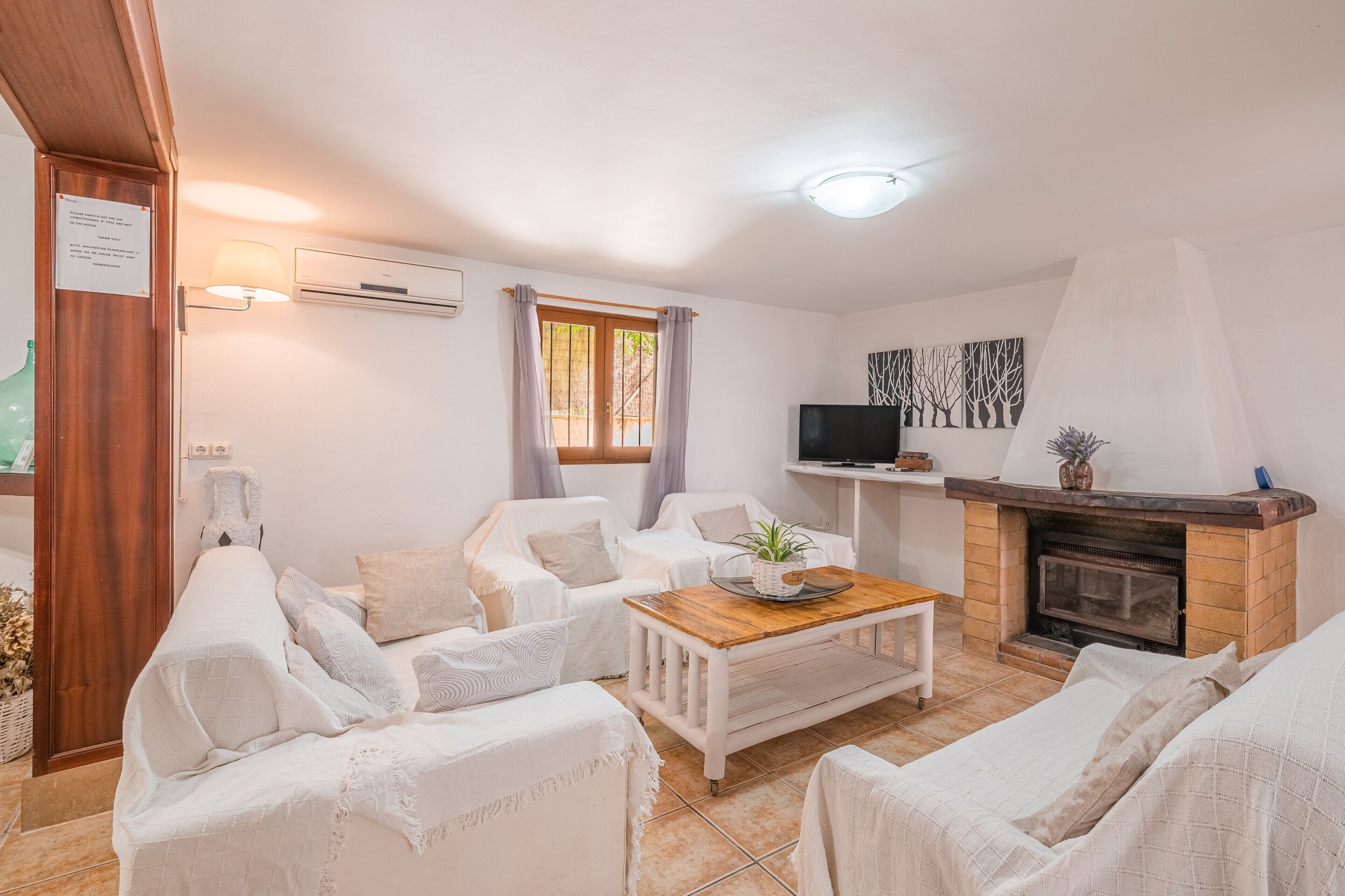 TV, caminetto, impianto stereo