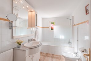 Bathtub, free toiletries, hair dryer, towels - Holiday Home Es Cami Vell with Pool & Wi-Fi (INCA)